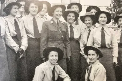 Frauen in Uniform zur Krankenpflege während erster Weltkrieg SRK