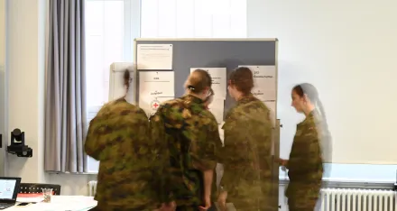 Soldaten RKD lernen über die Rotkreuzbewegung